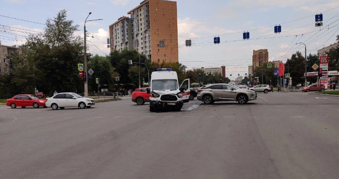В ДТП со скорой в Челябинске пострадала пациентка ГИБДД