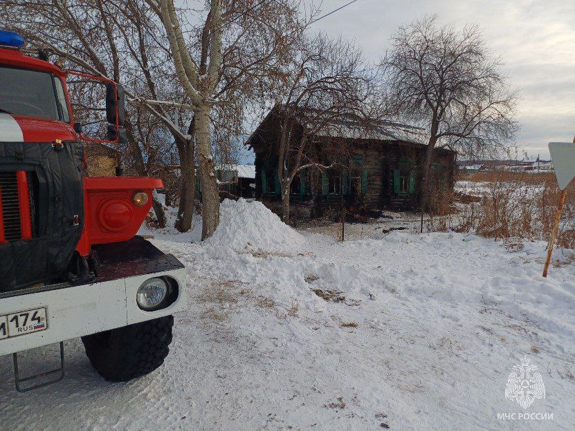 На пожаре в частном доме в южноуральском Бродокалмаке пострадали два человека МЧС