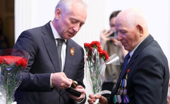 Владимир Мазур при личной встрече поблагодарил ветеранов Великой Отечественной