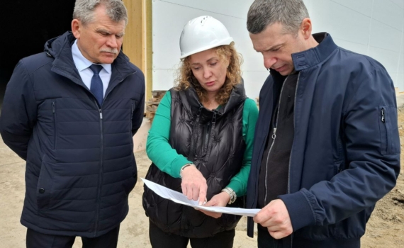 Замгубернатора Ратнер проверил ход строительства крупных объектов в Асиновском районе
