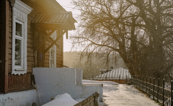 Не холод заходит, а тепло уходит: 10 лайфхаков, чтобы сохранить в доме тепло морозной зимой