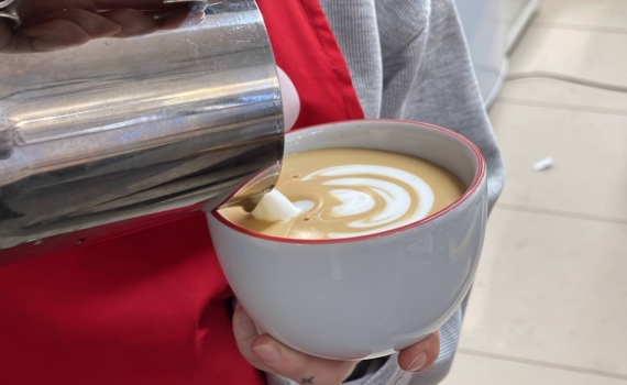 Ваш организм просит кофе? Наука объясняет, почему это не просто ритуал — здоровье в каждой капле